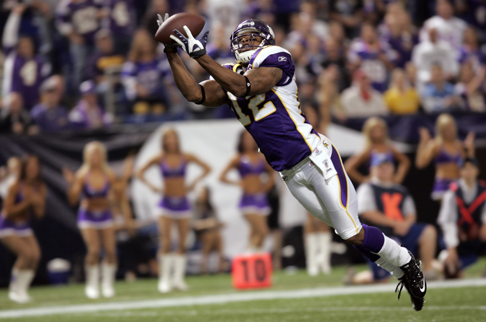 PERCY HARVIN makes a diving touchdown catch to give Favre his 499th ...